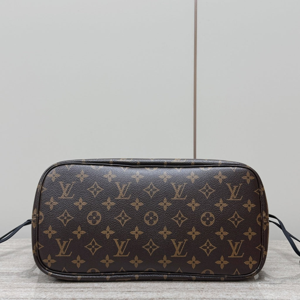 Louis Vuitton Neverfull Medium Handbag