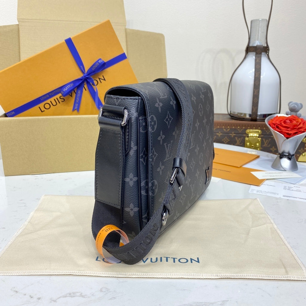 Louis Vuitton District Small Messenger Bag