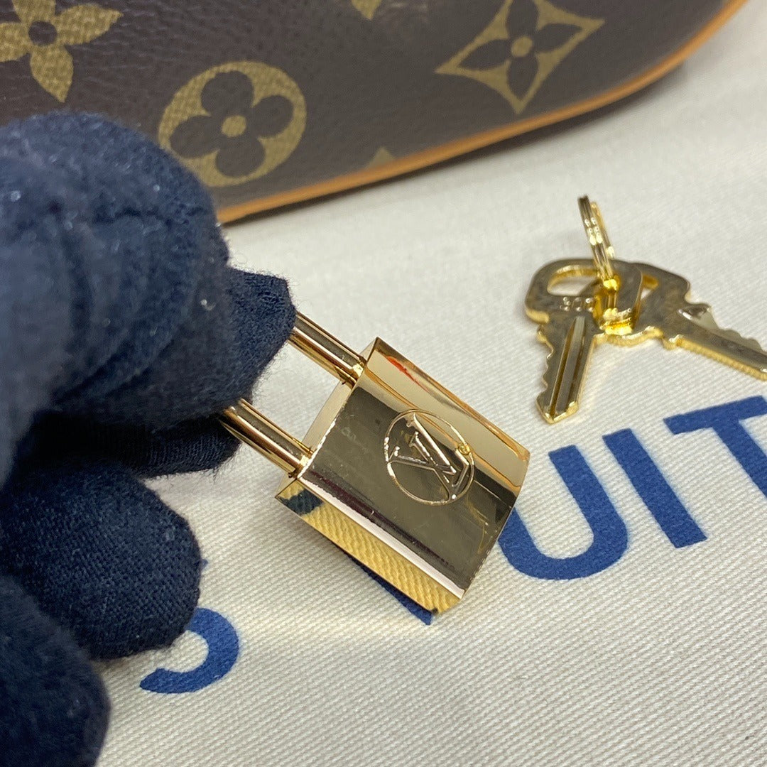 Louis Vuitton Boîte Chapeau Handbag