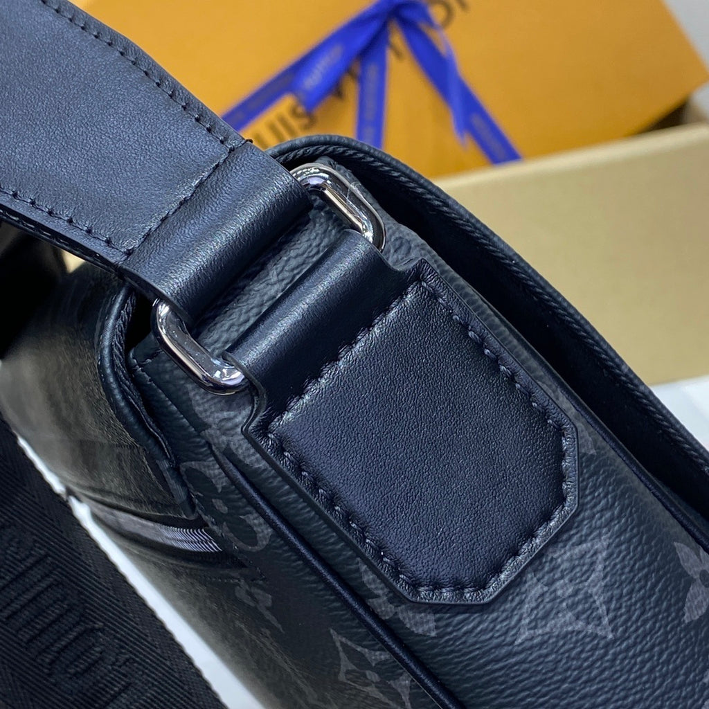 Louis Vuitton District Small Messenger Bag