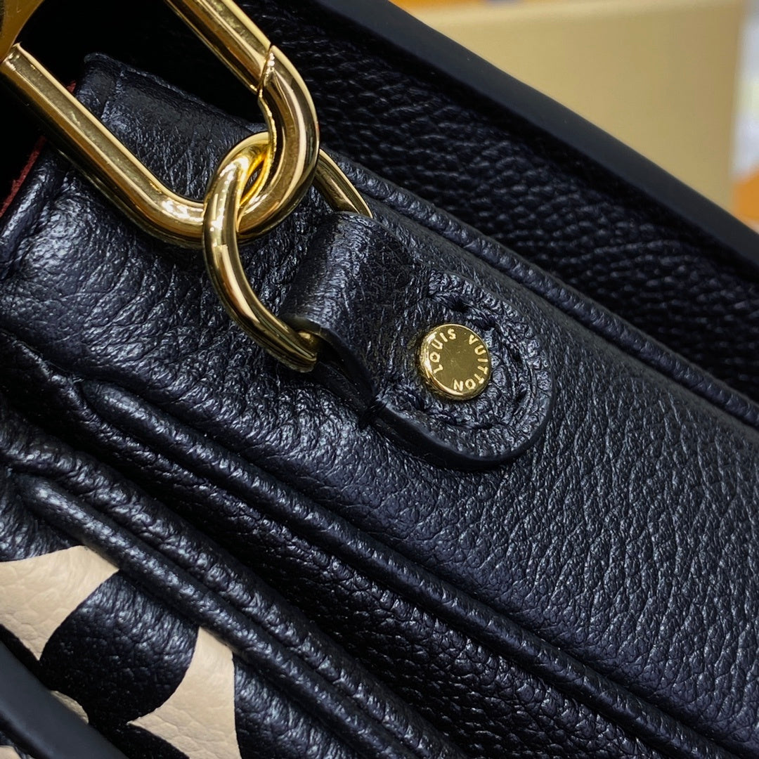 Louis Vuitton Pochette Métis Handbag