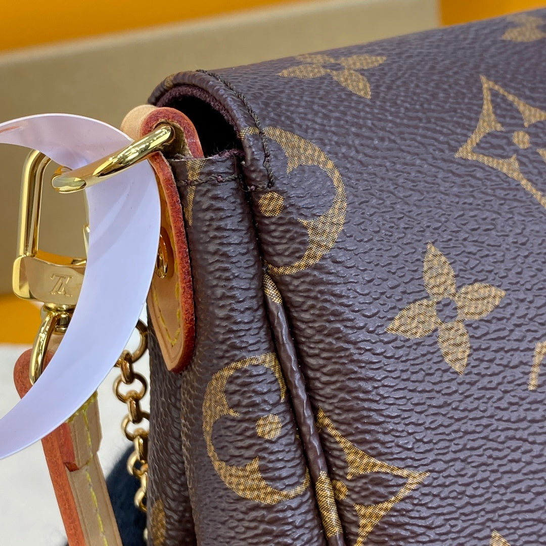 Louis Vuitton Patent Leather Shoulder Handbag