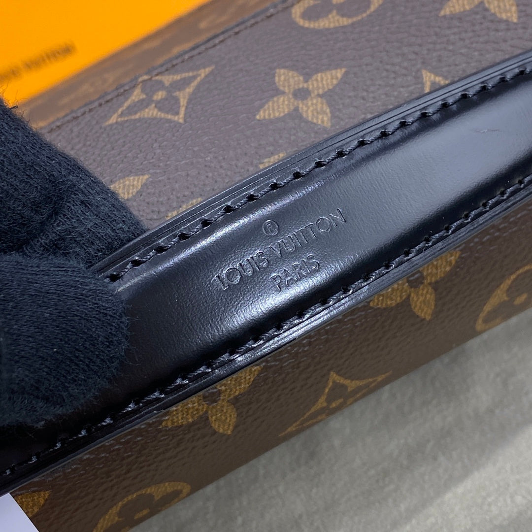 Louis Vuitton Pochette Métis Messenger Bag