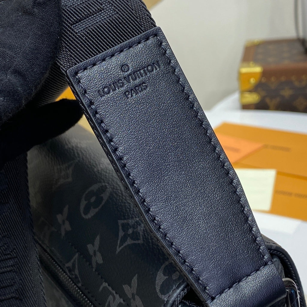 Louis Vuitton District Small Messenger Bag