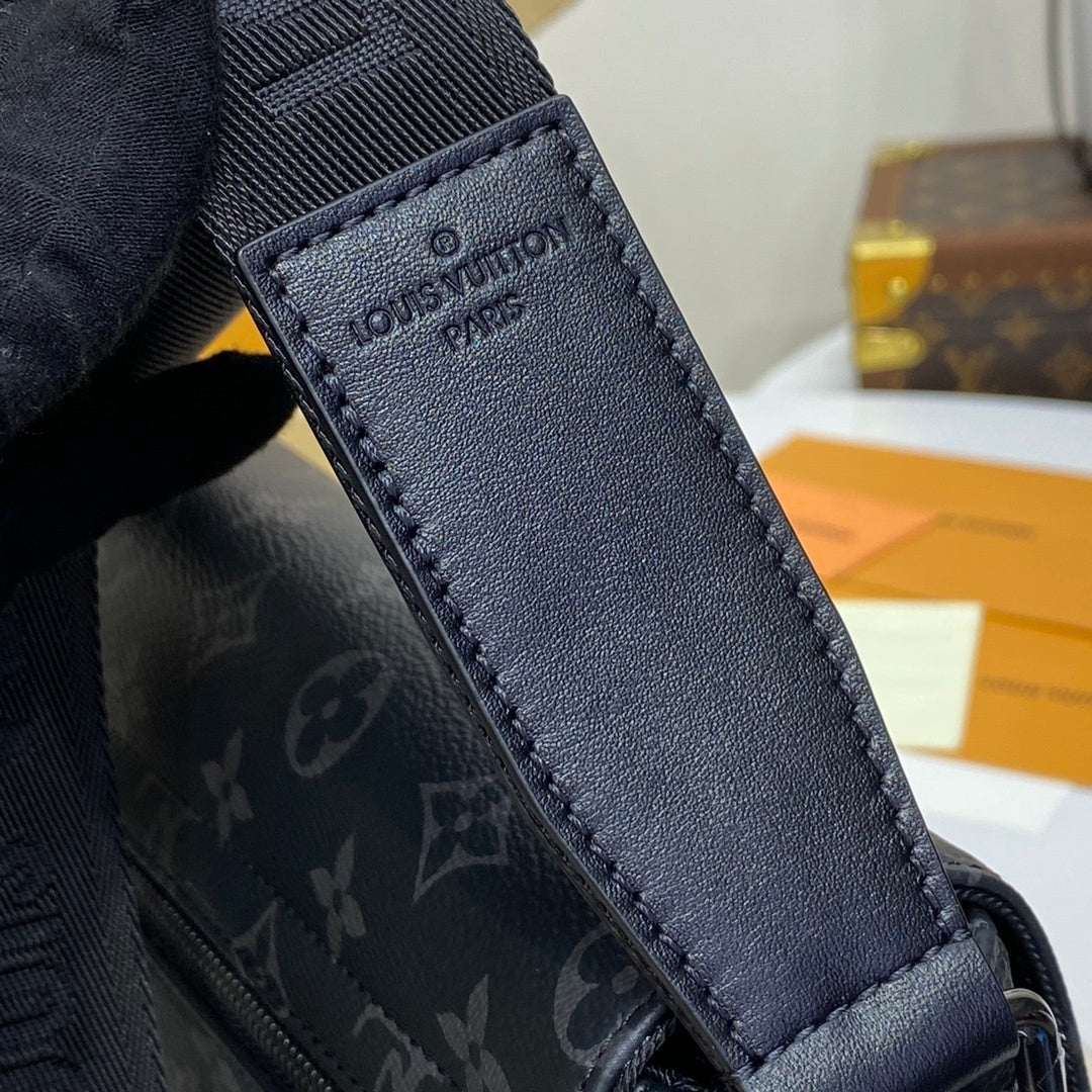 Louis Vuitton District Small Messenger Bag