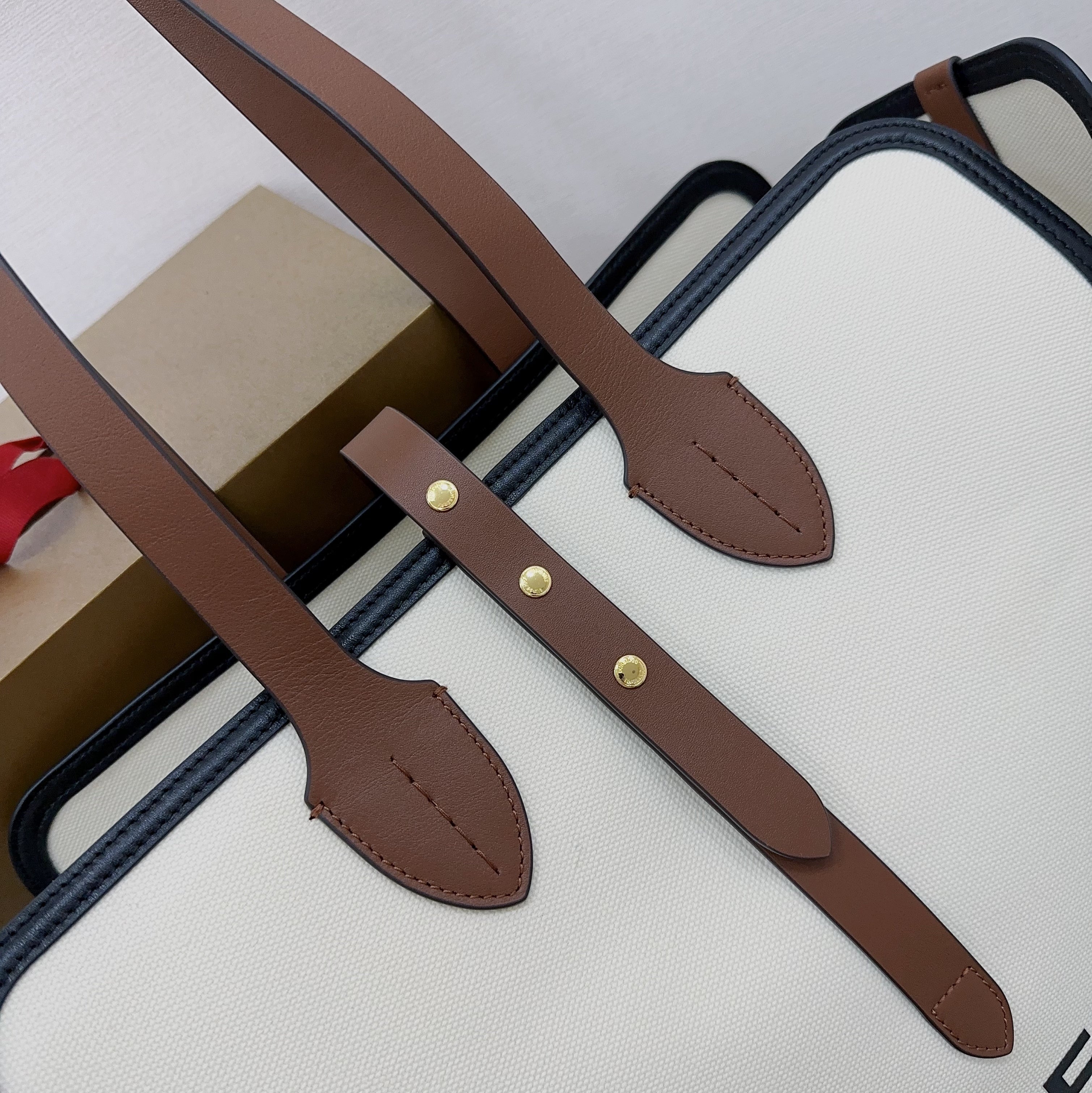 Burberry The Belt Tote