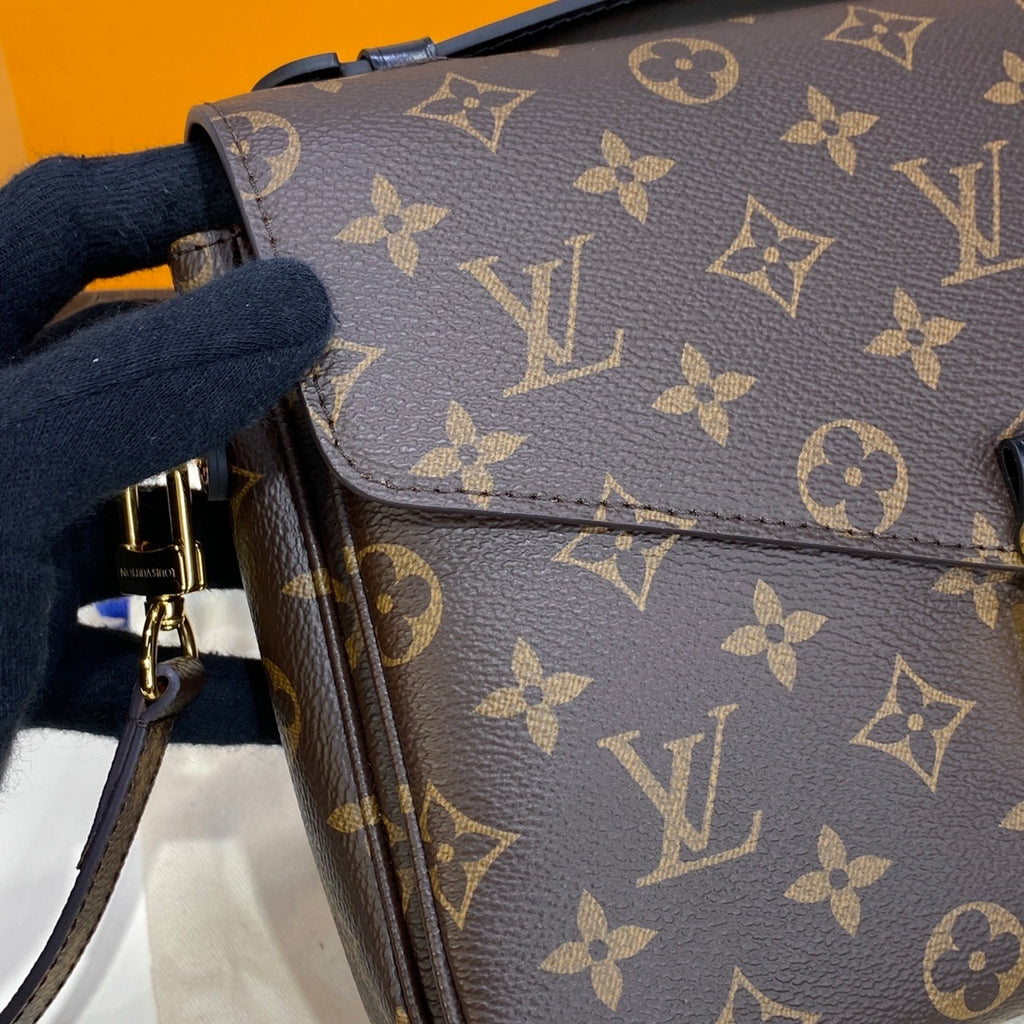 Louis Vuitton Pochette Métis Messenger Bag