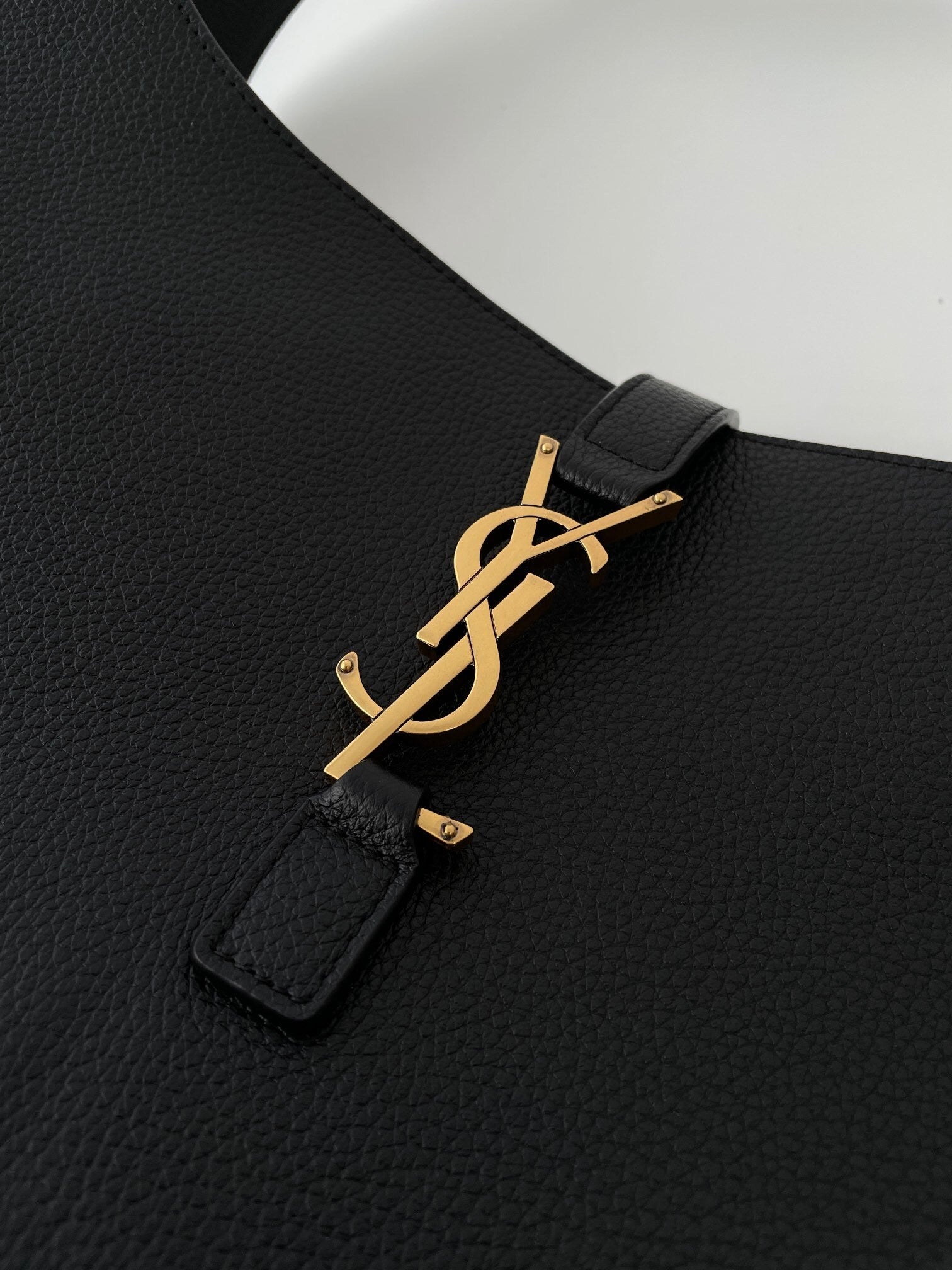 YSL Yves Saint Laurent LE 5 À 7 Hobo Bag