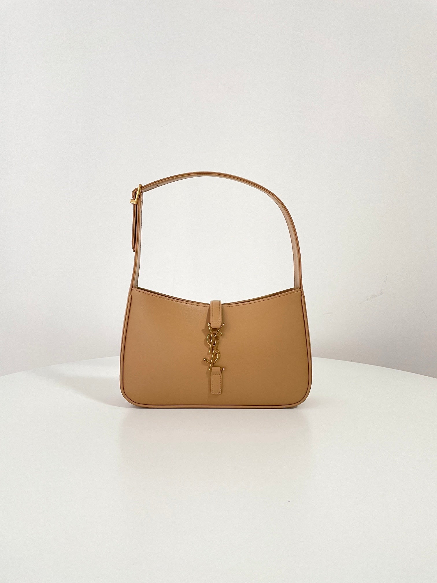 YSL Yves Saint Laurent Le 5 À 7 Underarm Saddle Bag