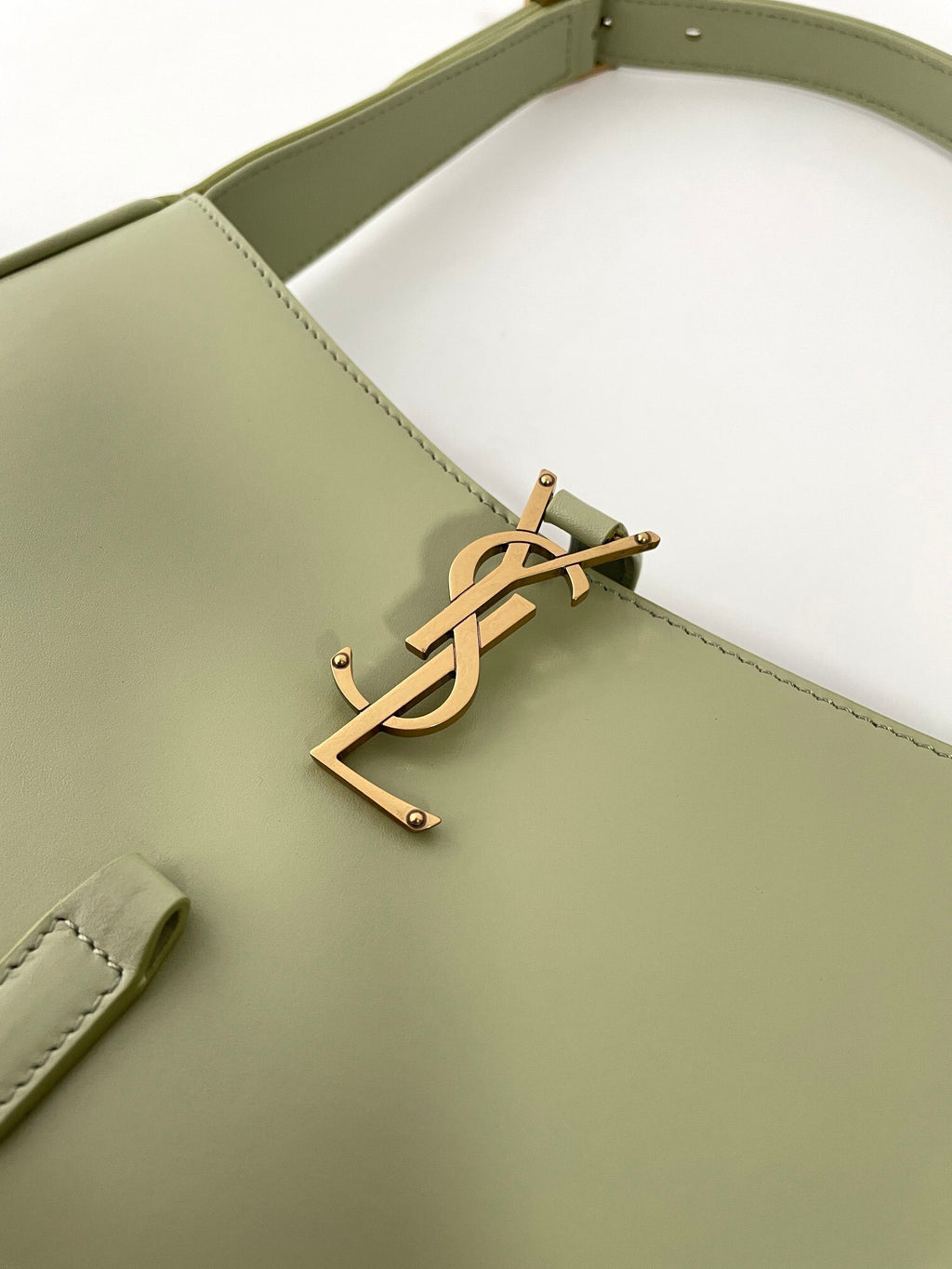 YSL Yves Saint Laurent Le 5 À 7 Underarm Saddle Bag