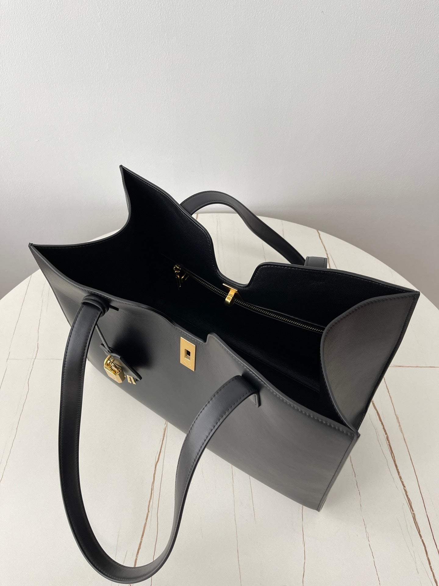 CELINE Cabas 16 Tote Large