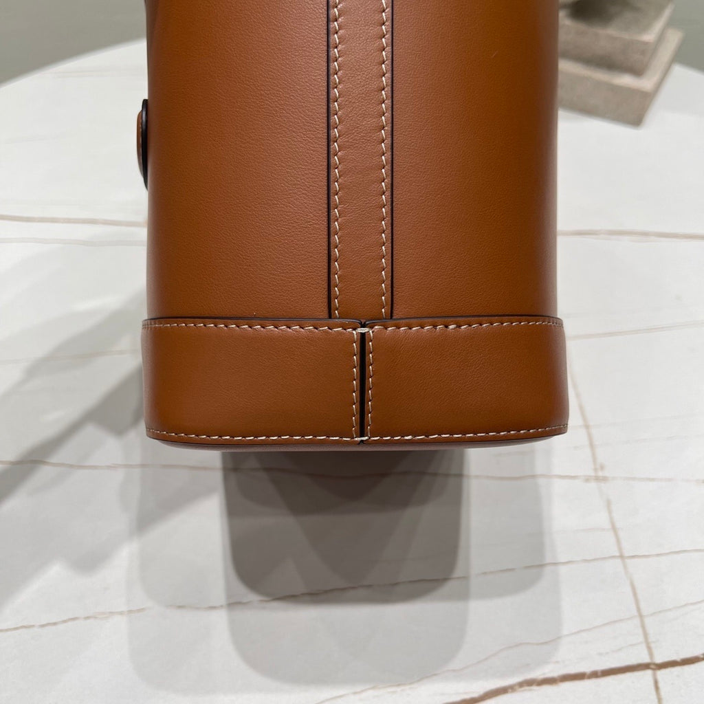 CELINE Cuir Triomphe Bucket Bag