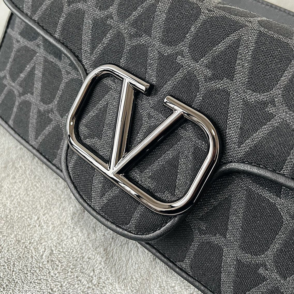 VALENTINO VLogo Signature Calfskin Shoulder Bag