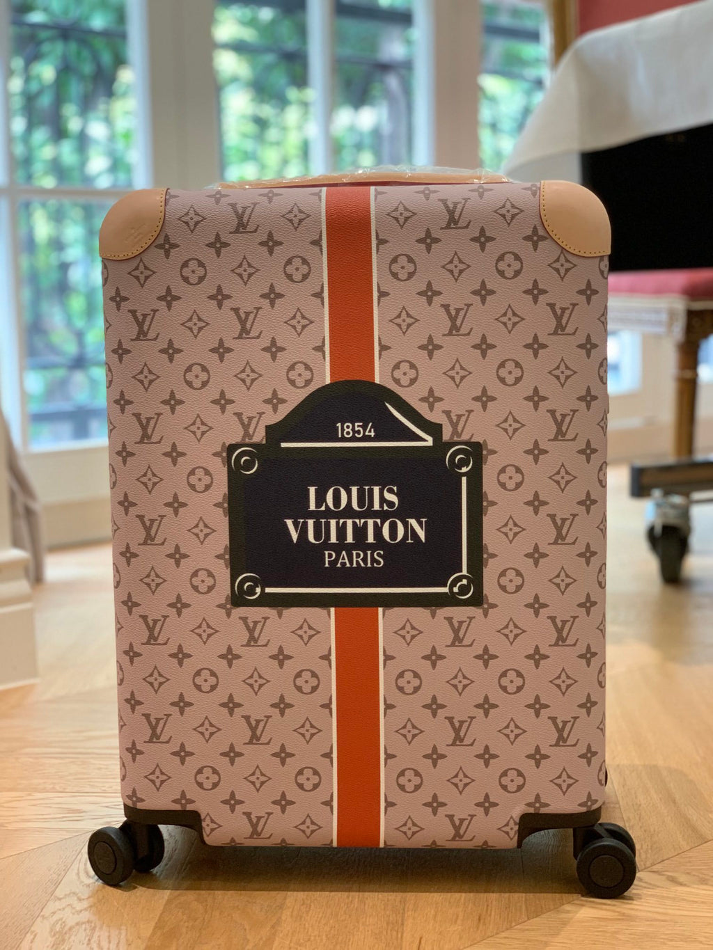 LOUIS VUITTON Horizon 55 Four-Wheel Trolley