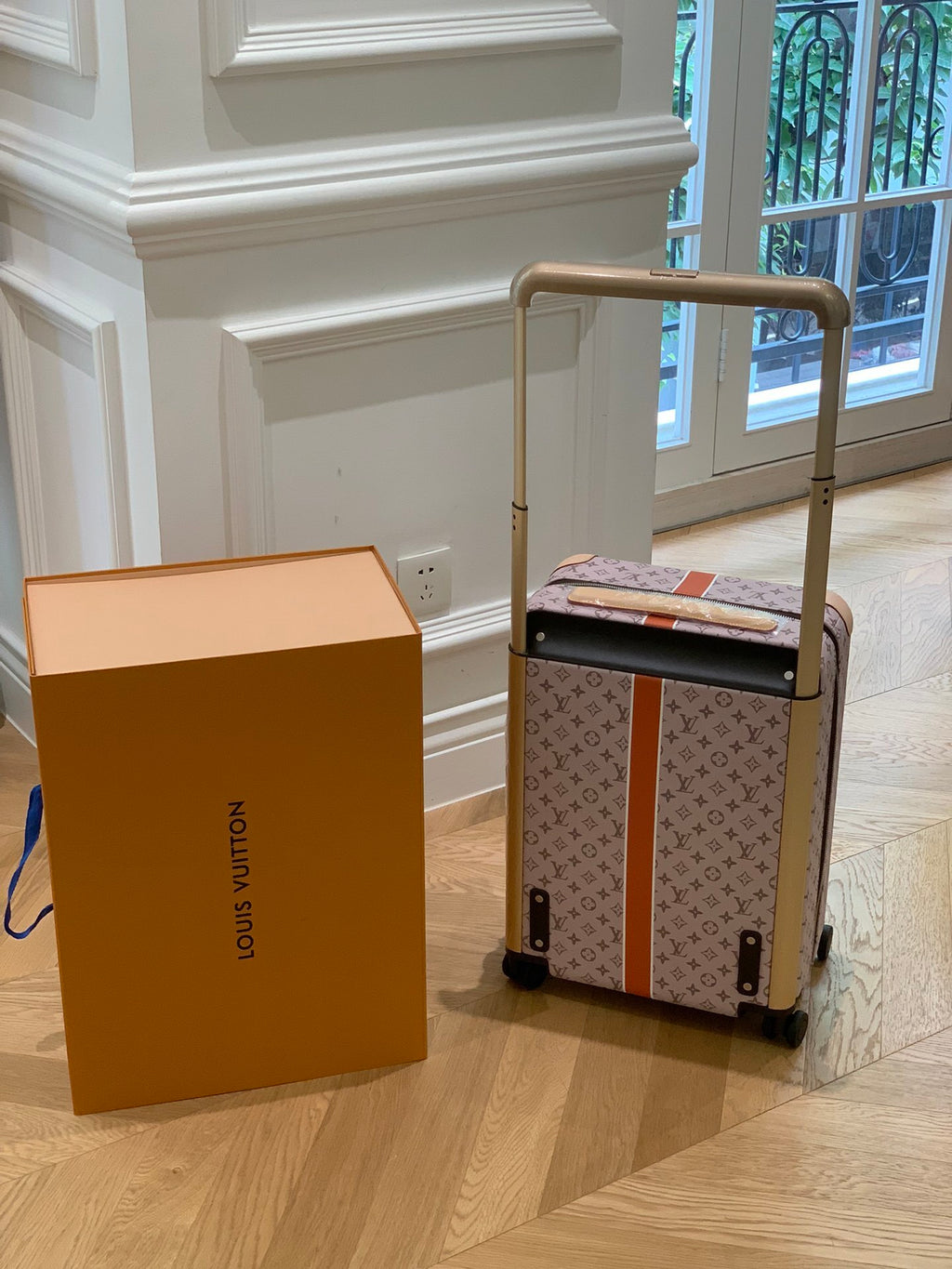 LOUIS VUITTON Horizon 55 Four-Wheel Trolley