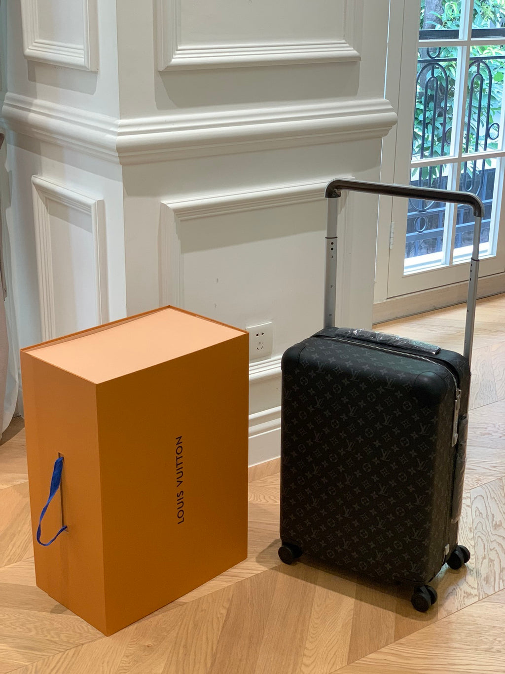 LOUIS VUITTON Horizon 55 Four-Wheel Trolley