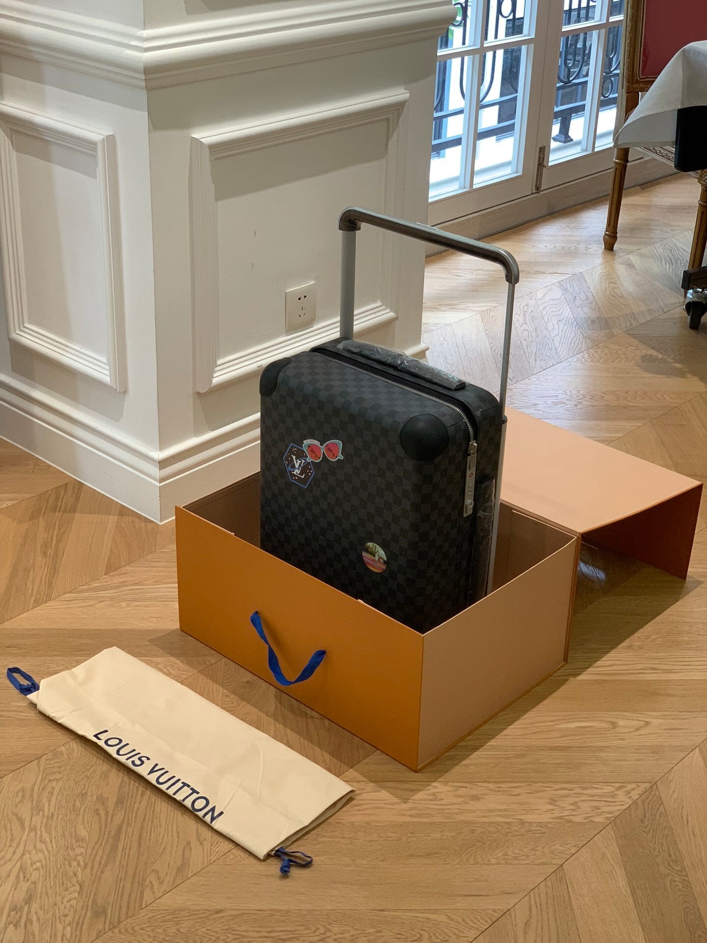 LOUIS VUITTON Horizon 55 Four-Wheel Trolley