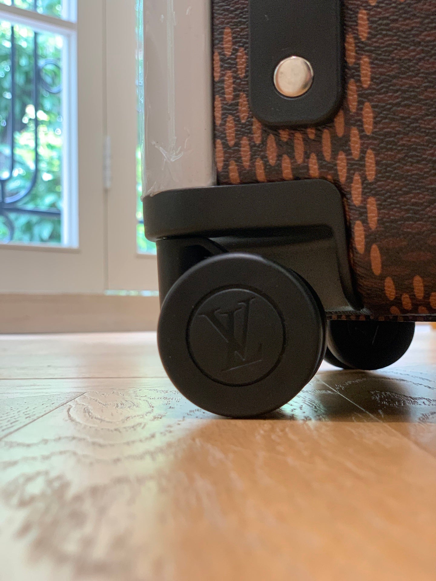 LOUIS VUITTON Horizon 55 Four-Wheel Trolley