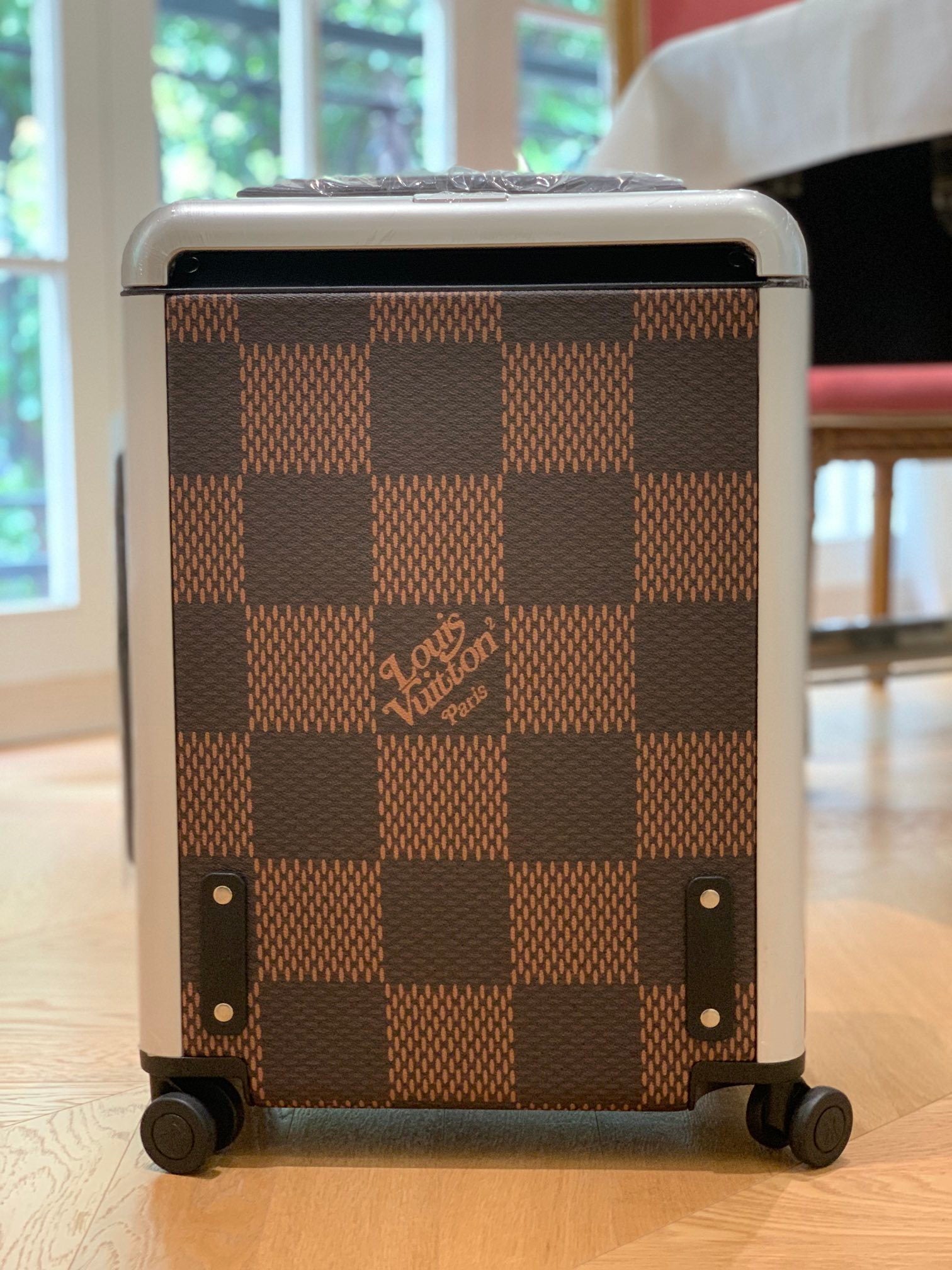 LOUIS VUITTON Horizon 55 Four-Wheel Trolley