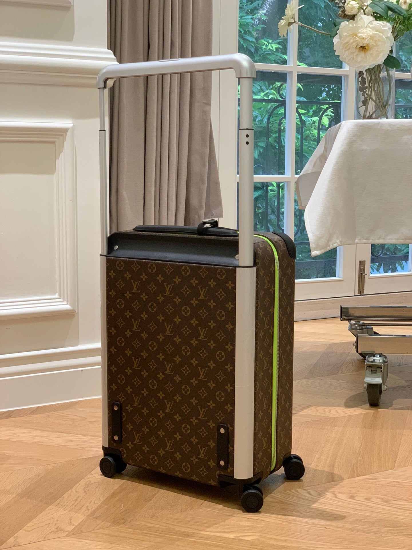 LOUIS VUITTON Horizon 55 Four-Wheel Trolley