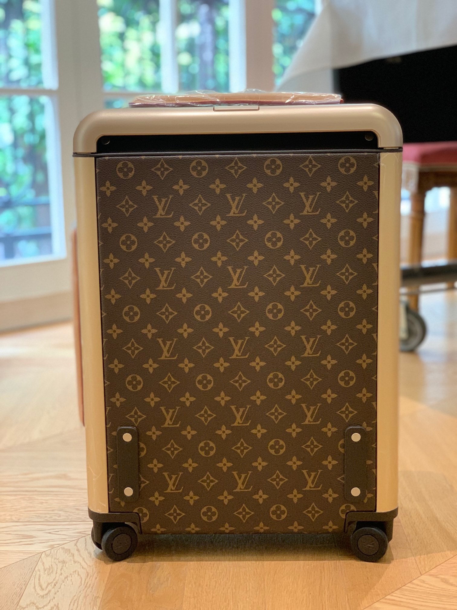 LOUIS VUITTON Horizon 55 Four-Wheel Trolley