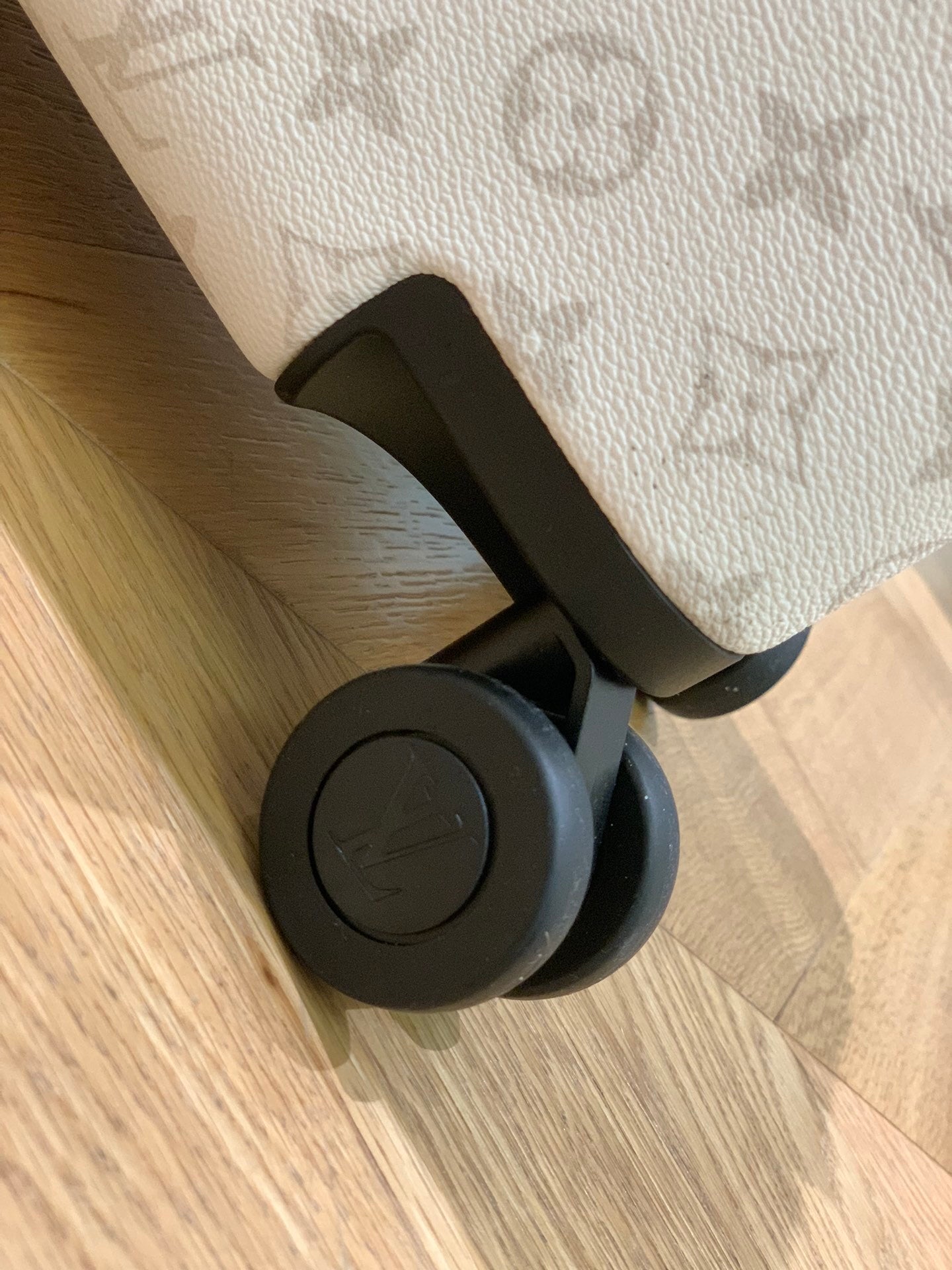 LOUIS VUITTON Horizon 55 Four-Wheel Trolley