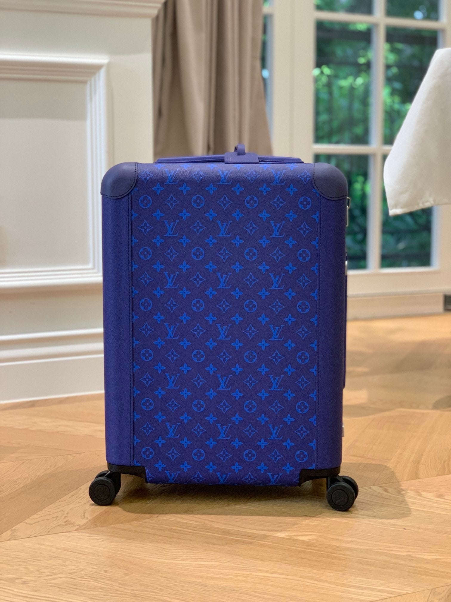 LOUIS VUITTON Horizon 55 Four-Wheel Trolley