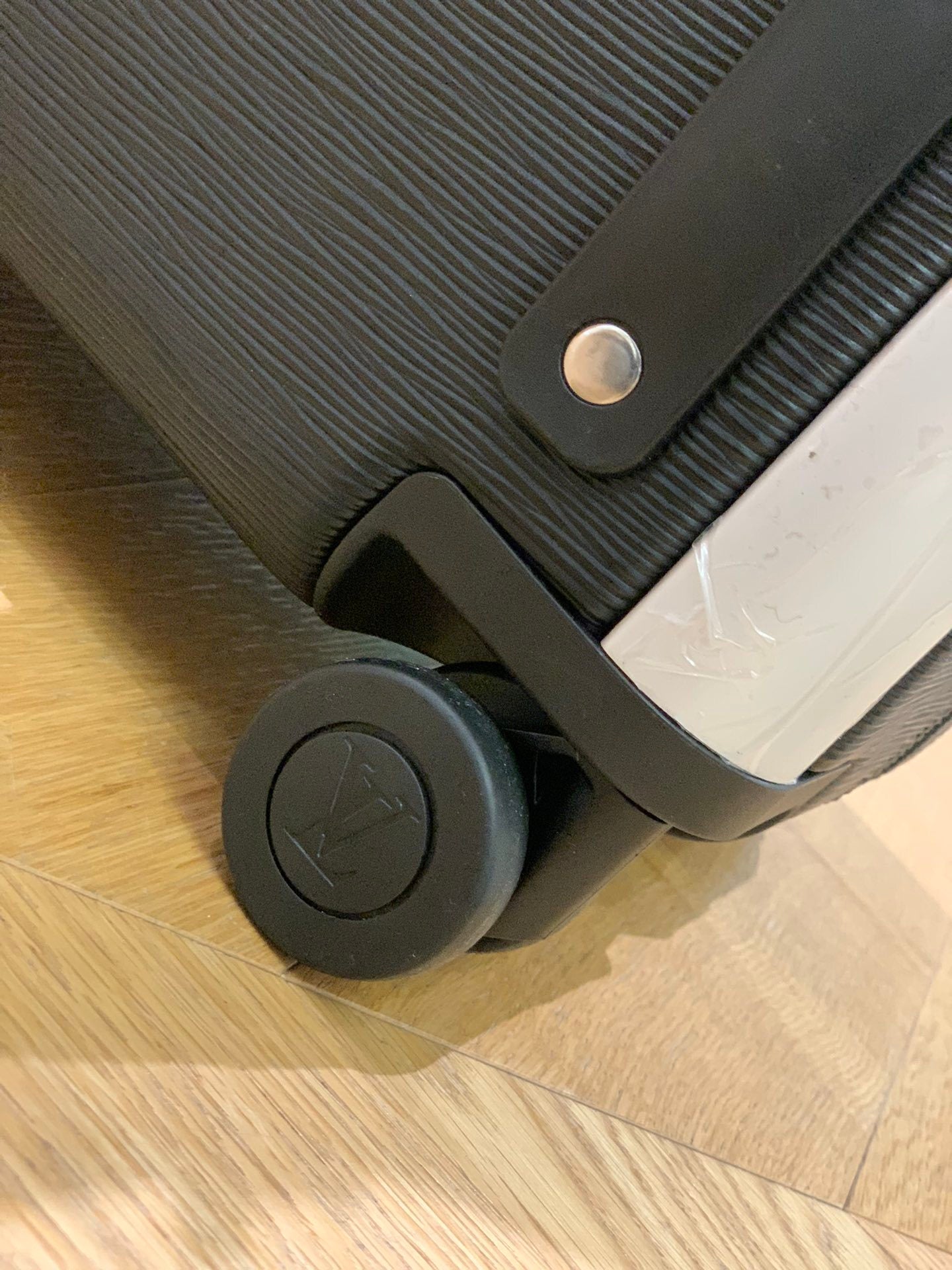 LOUIS VUITTON Horizon 55 Four-Wheel Trolley