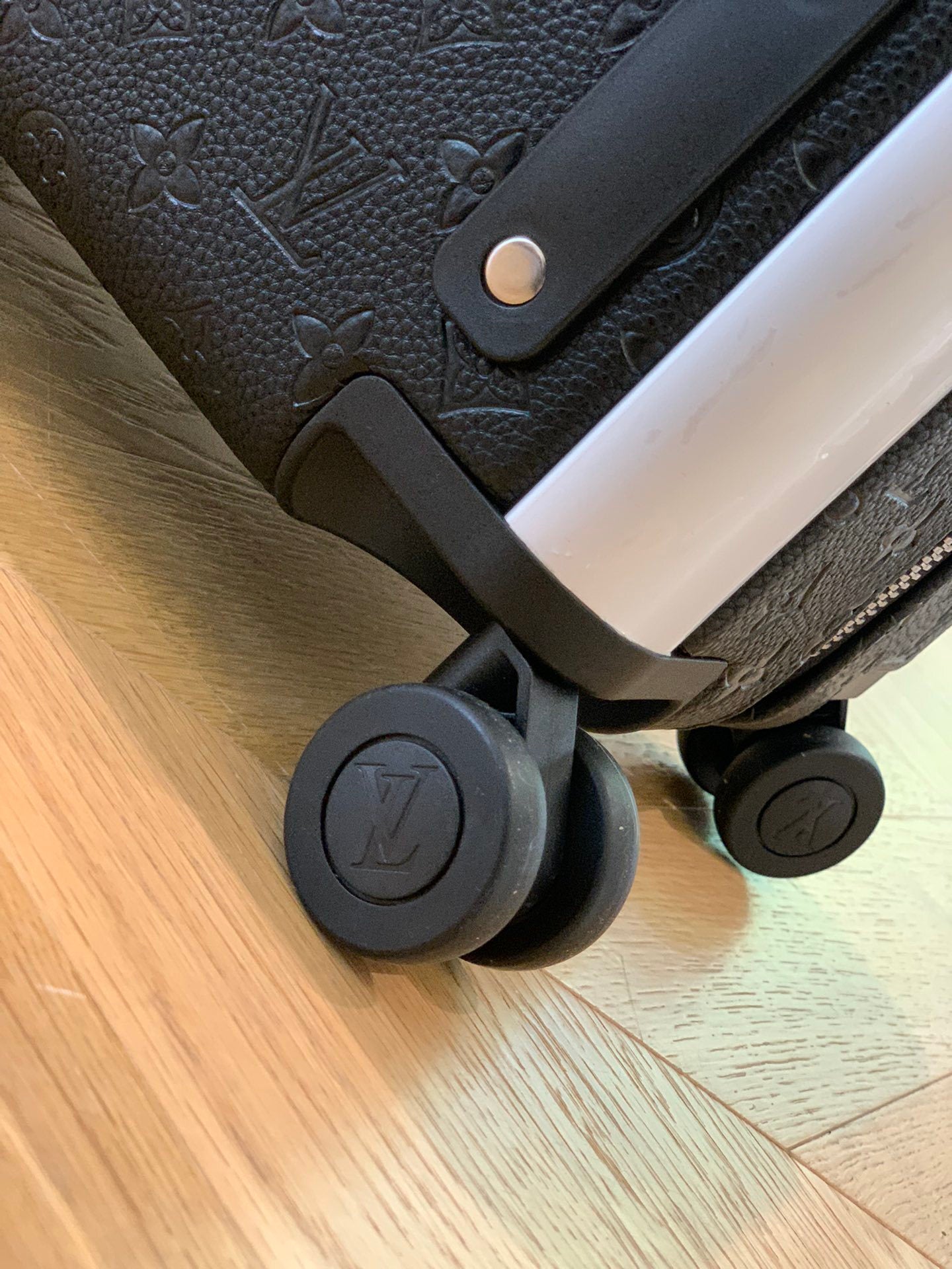 LOUIS VUITTON Horizon 55 Four-Wheel Trolley