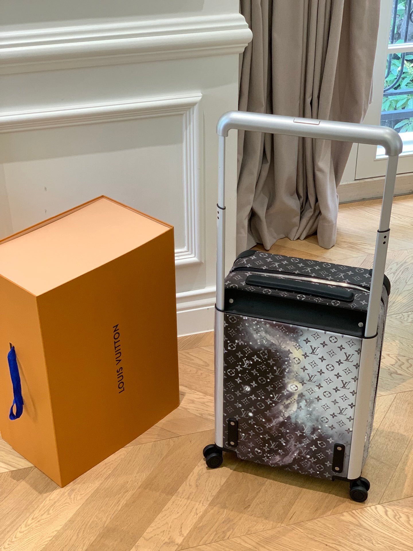 LOUIS VUITTON Horizon 55 Four-Wheel Trolley