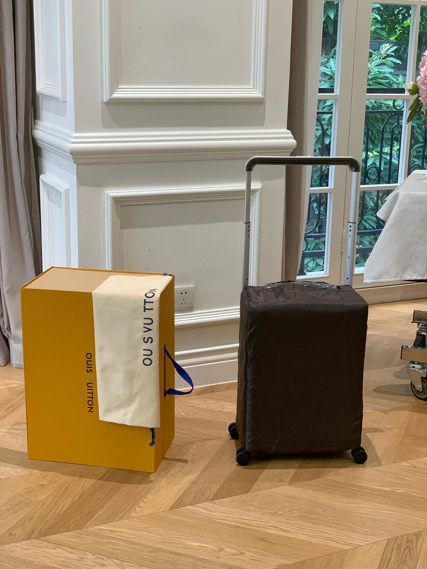 LOUIS VUITTON Horizon 55 Four-Wheel Trolley