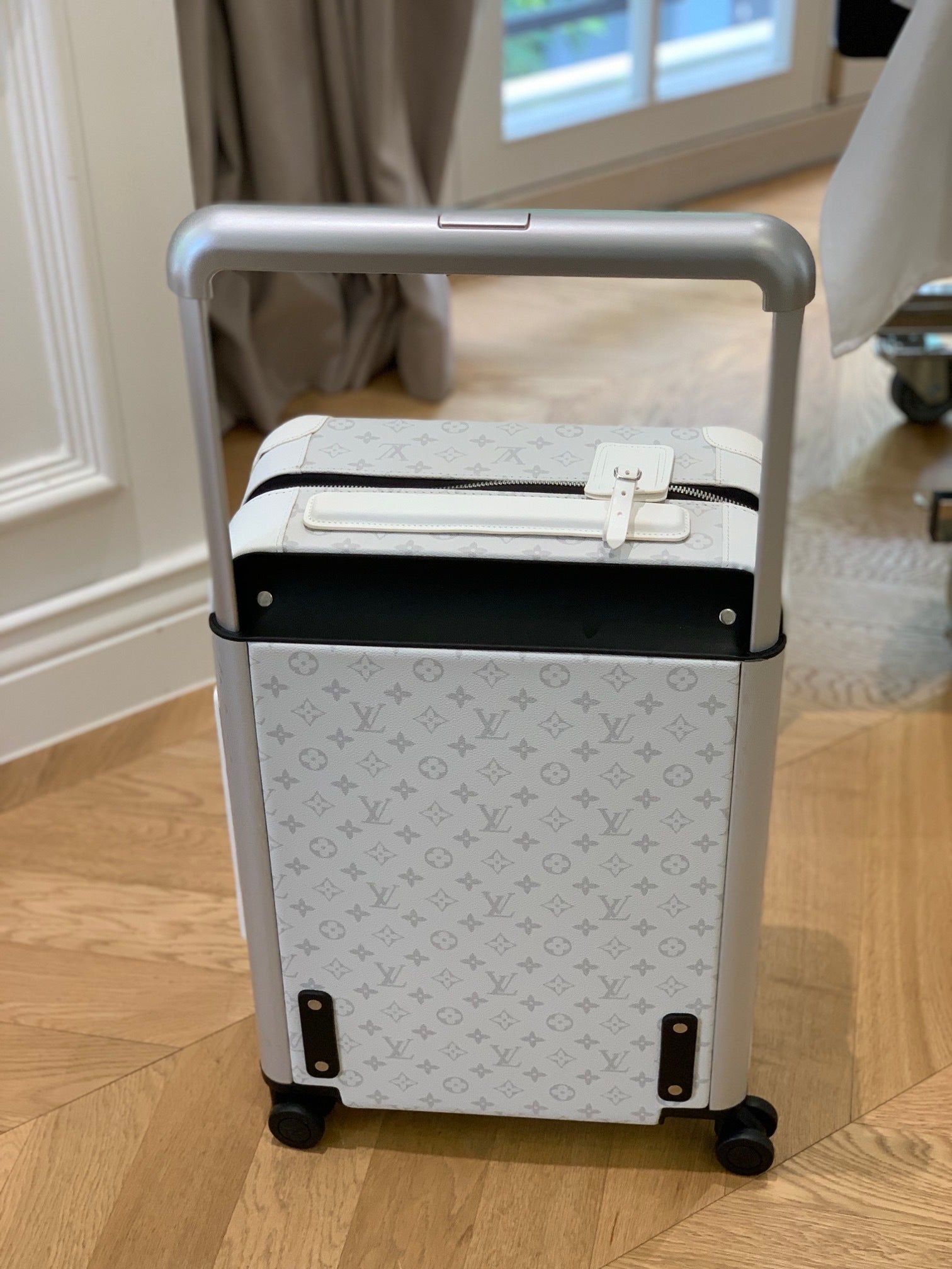 LOUIS VUITTON Horizon 55 Four-Wheel Trolley