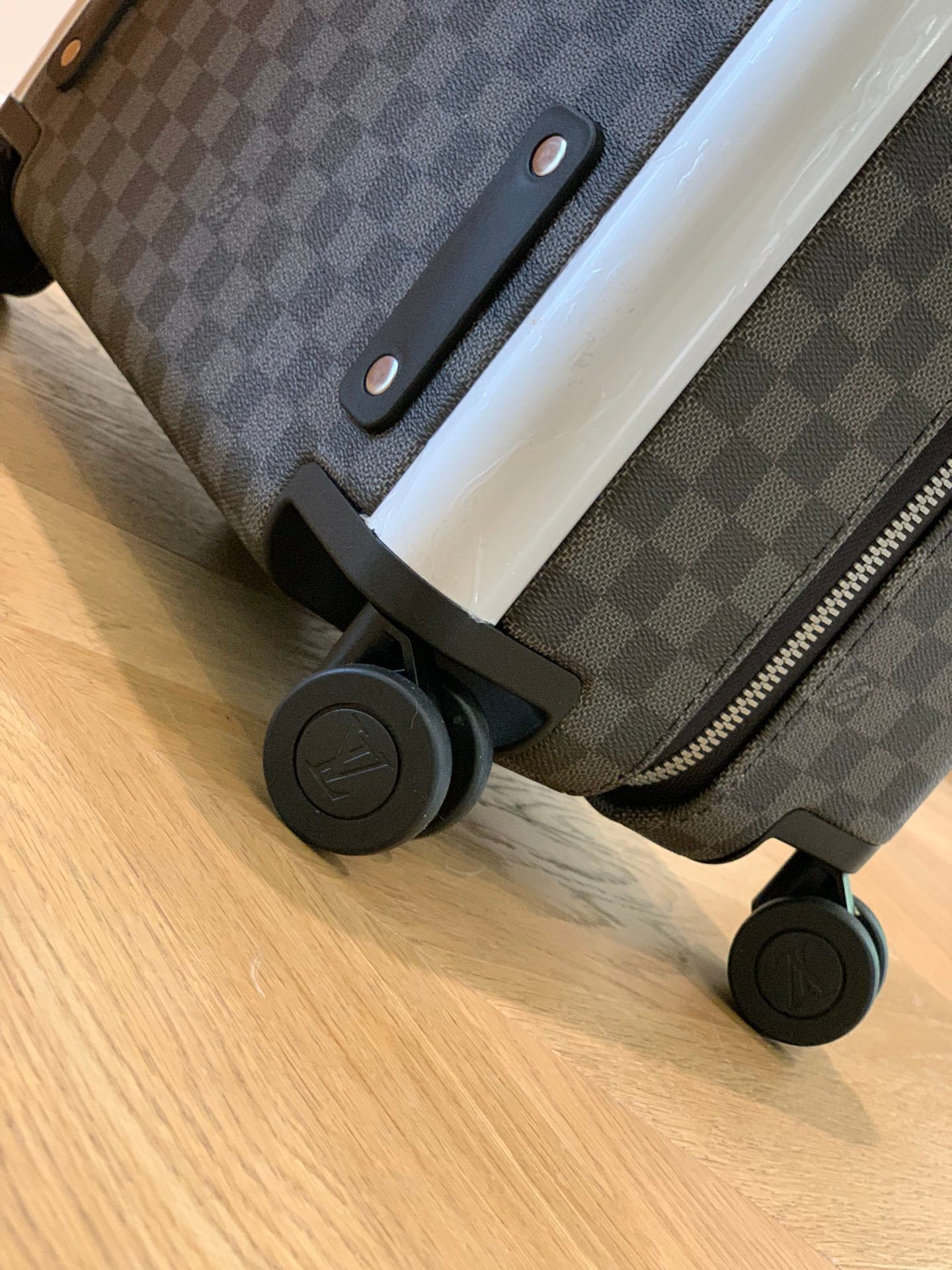 LOUIS VUITTON Horizon 55 Four-Wheel Trolley