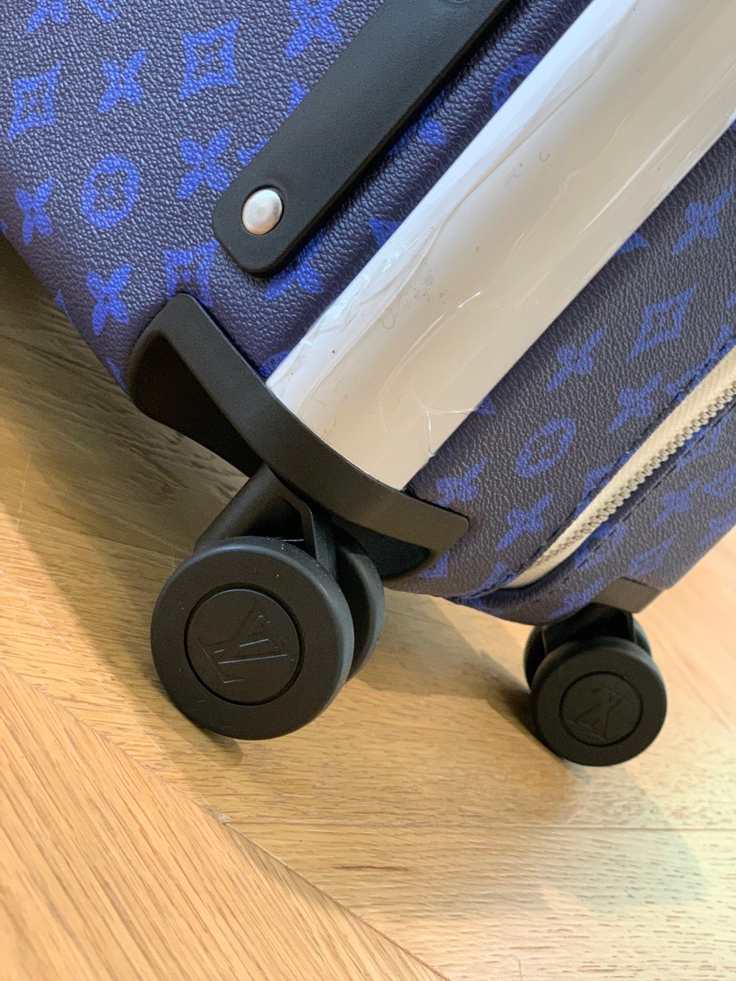 LOUIS VUITTON Horizon 55 Four-Wheel Trolley
