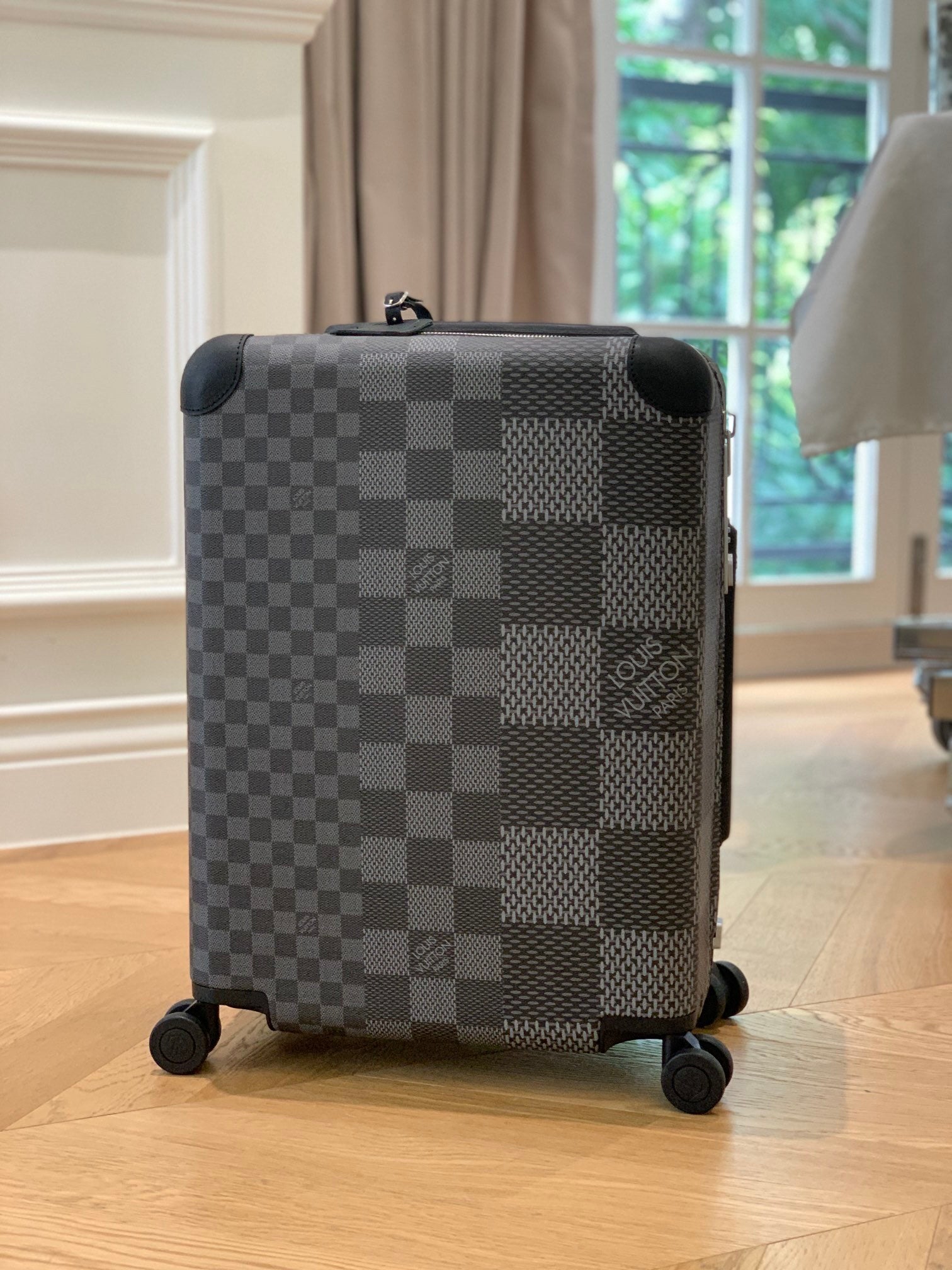 LOUIS VUITTON Horizon 55 Four-Wheel Trolley