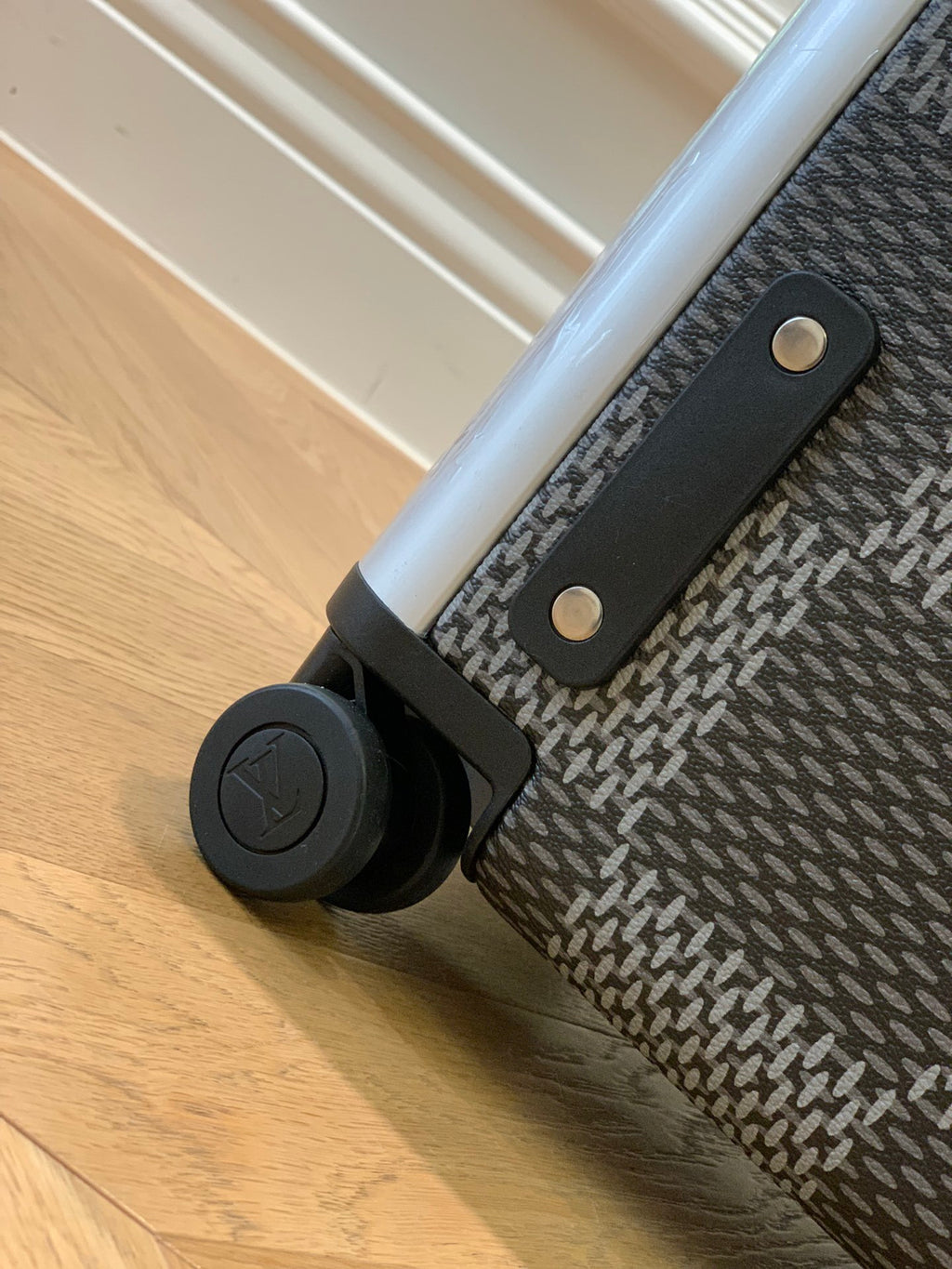 LOUIS VUITTON Horizon 55 Four-Wheel Trolley