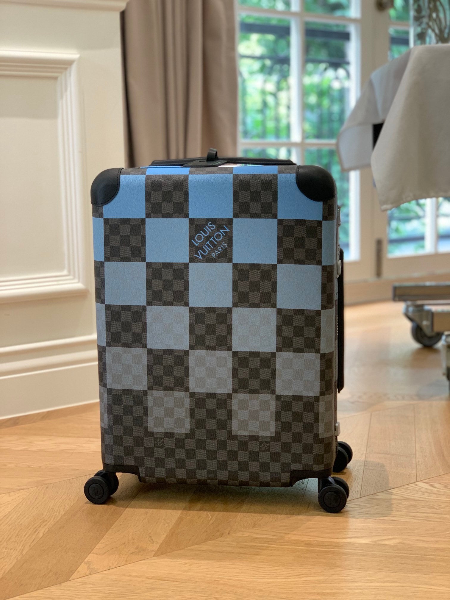 LOUIS VUITTON Horizon 55 Four-Wheel Trolley