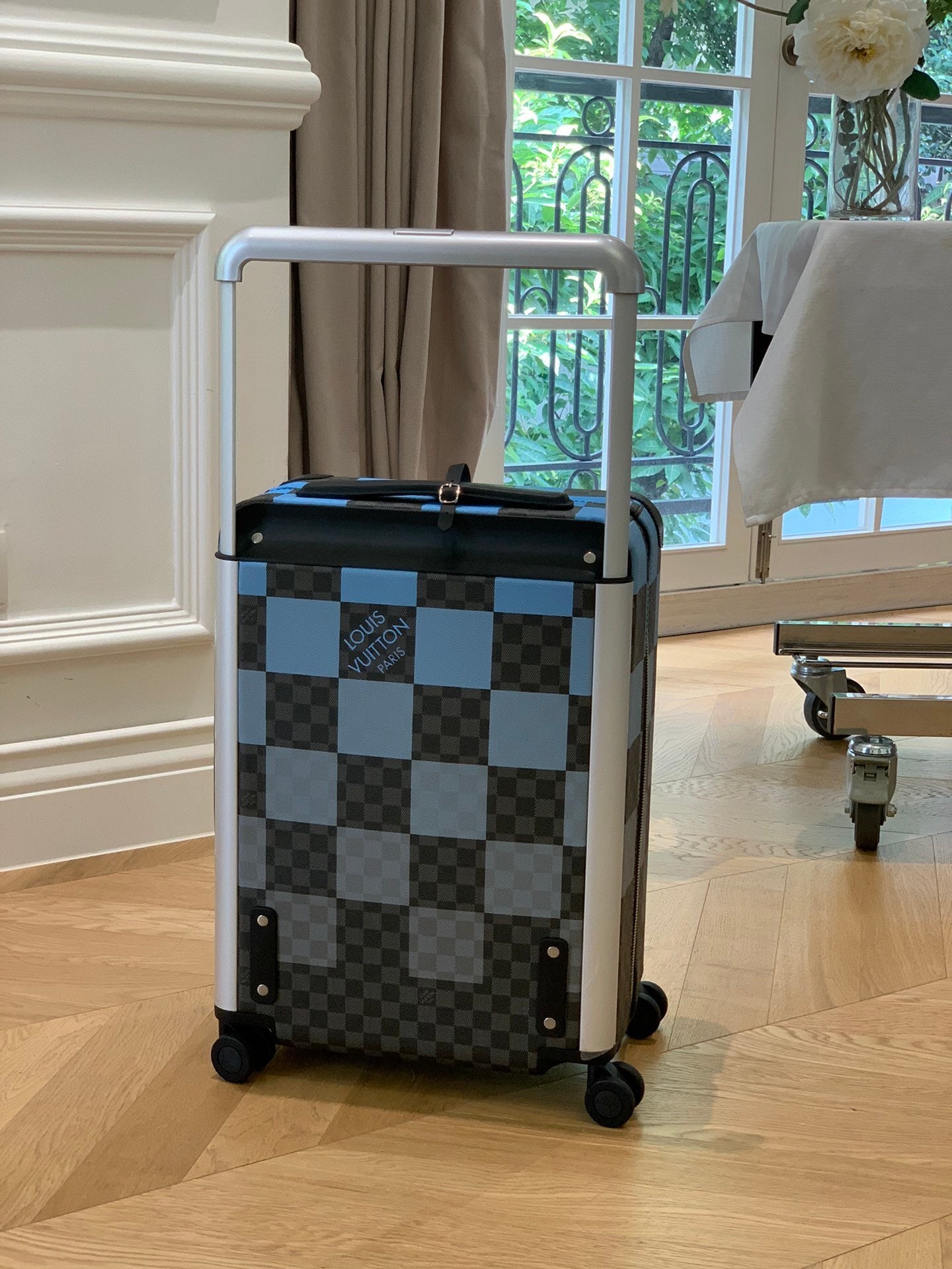 LOUIS VUITTON Horizon 55 Four-Wheel Trolley