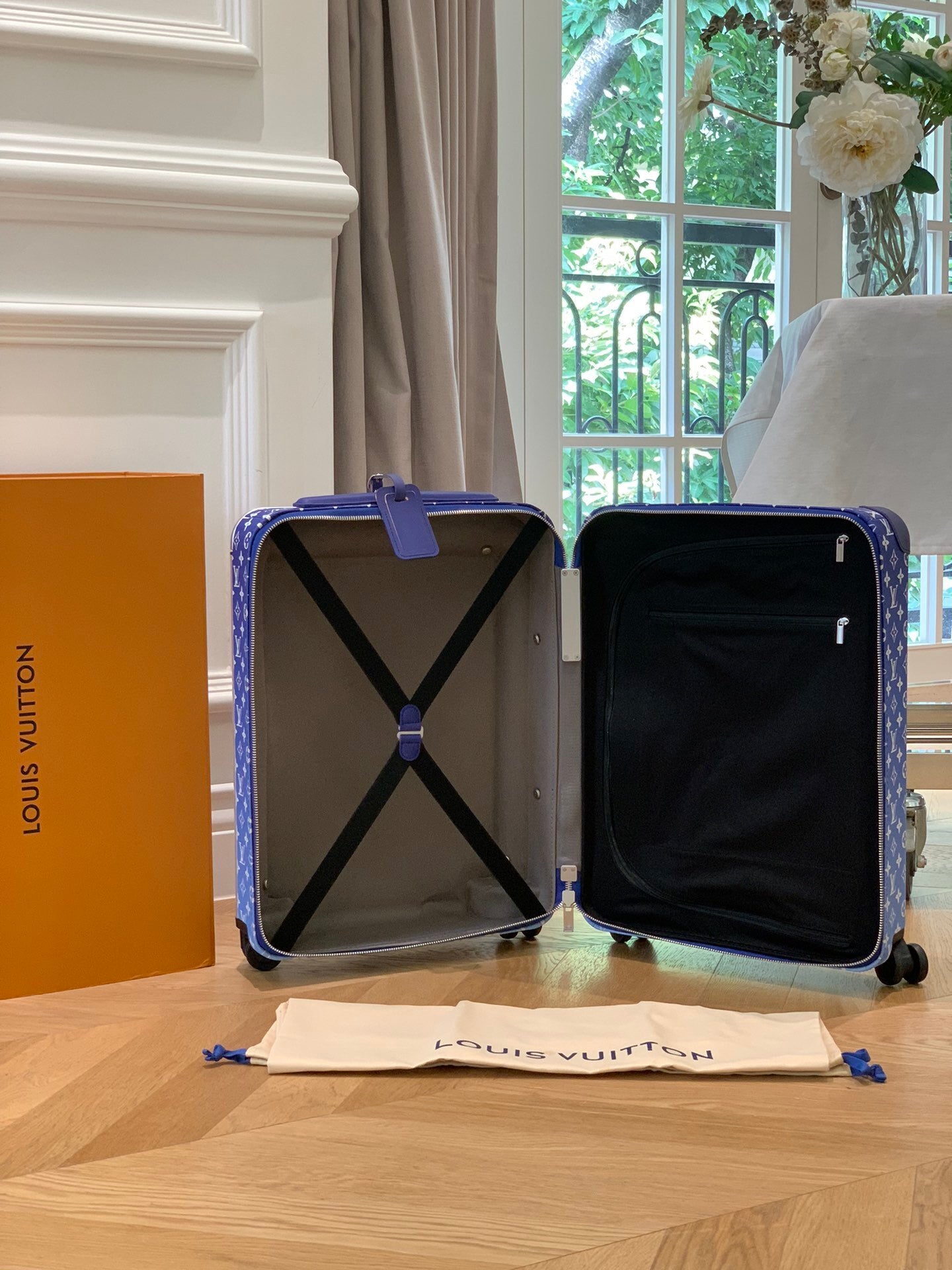 LOUIS VUITTON Horizon 55 Four-Wheel Trolley