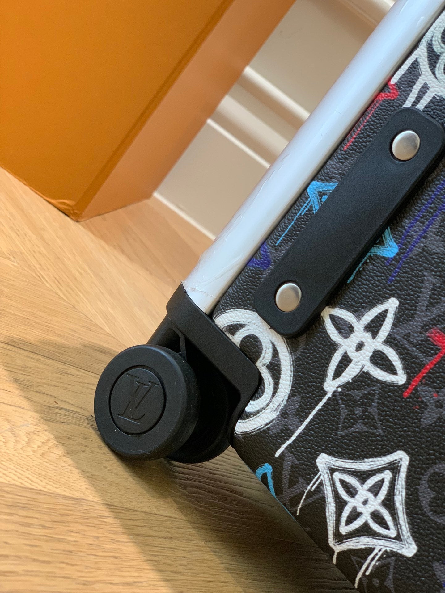 LOUIS VUITTON Horizon 55 Four-Wheel Trolley