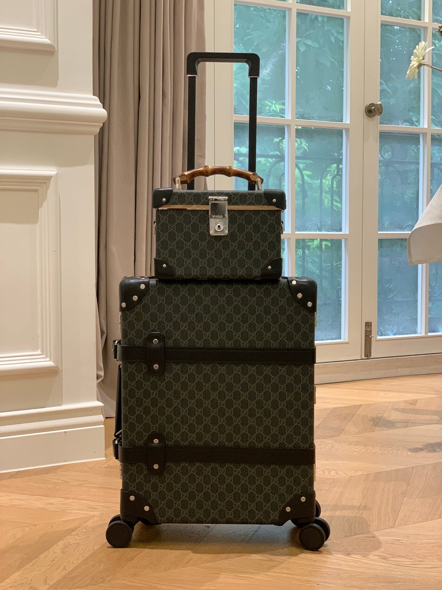 GUCCI x Globe-Trotter Bamboo Handle Vanity Case