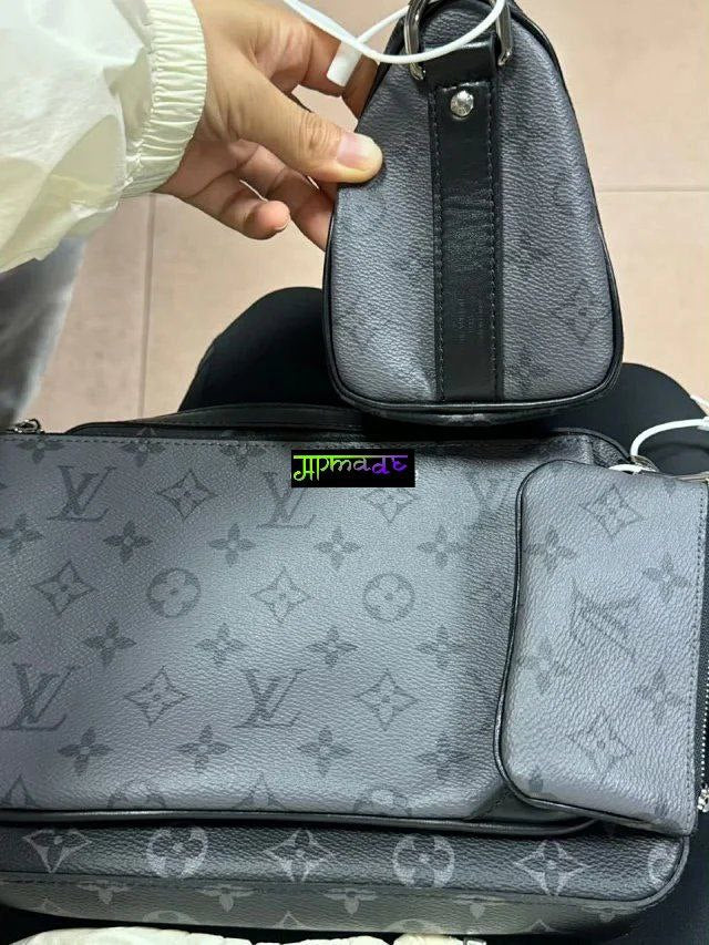 Louis Vuitton Keepall Bandoulière 25 (Monogram Eclipse)