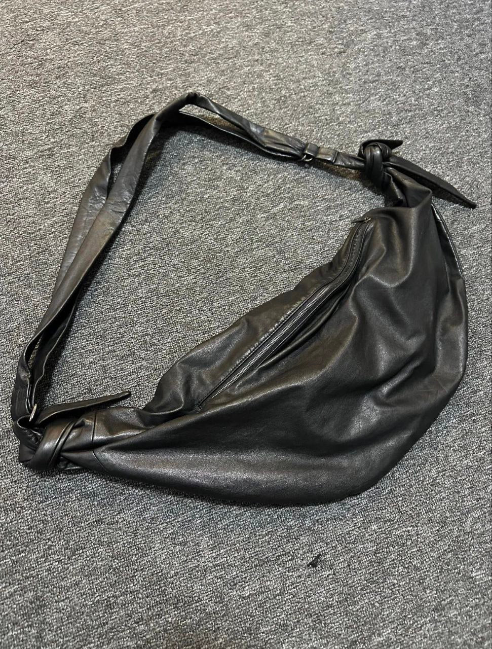 Discord Yohji Yamamoto Logo-Embossed Leather Crossbody Bag