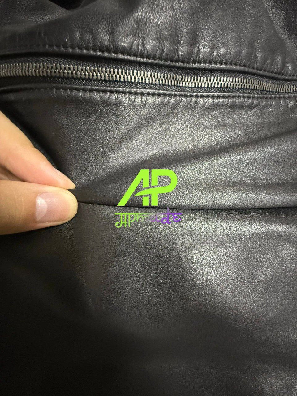 Discord Yohji Yamamoto Logo-Embossed Leather Crossbody Bag