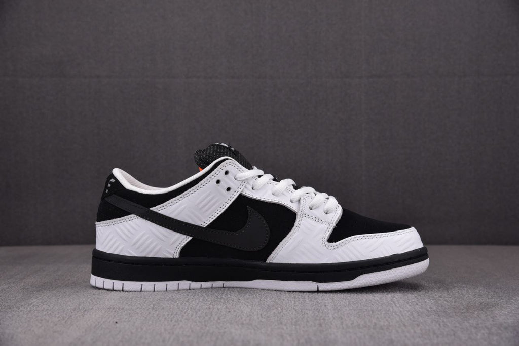 Nike SB Dunk Low TIGHTBOOTH