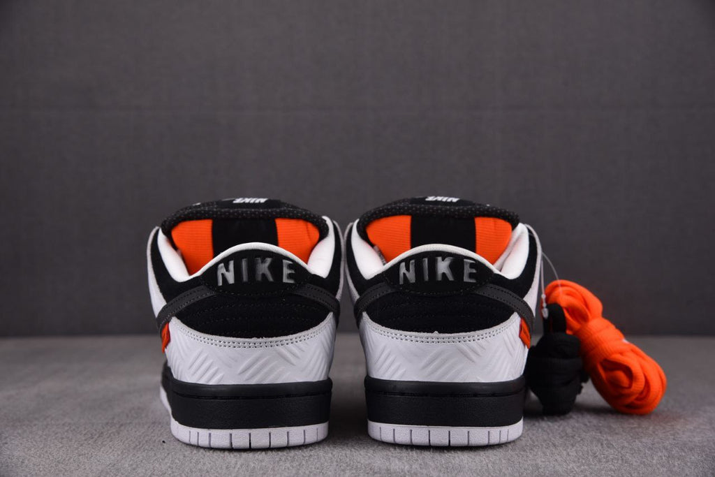 Nike SB Dunk Low TIGHTBOOTH
